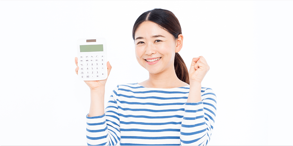 電卓を持った女性の写真